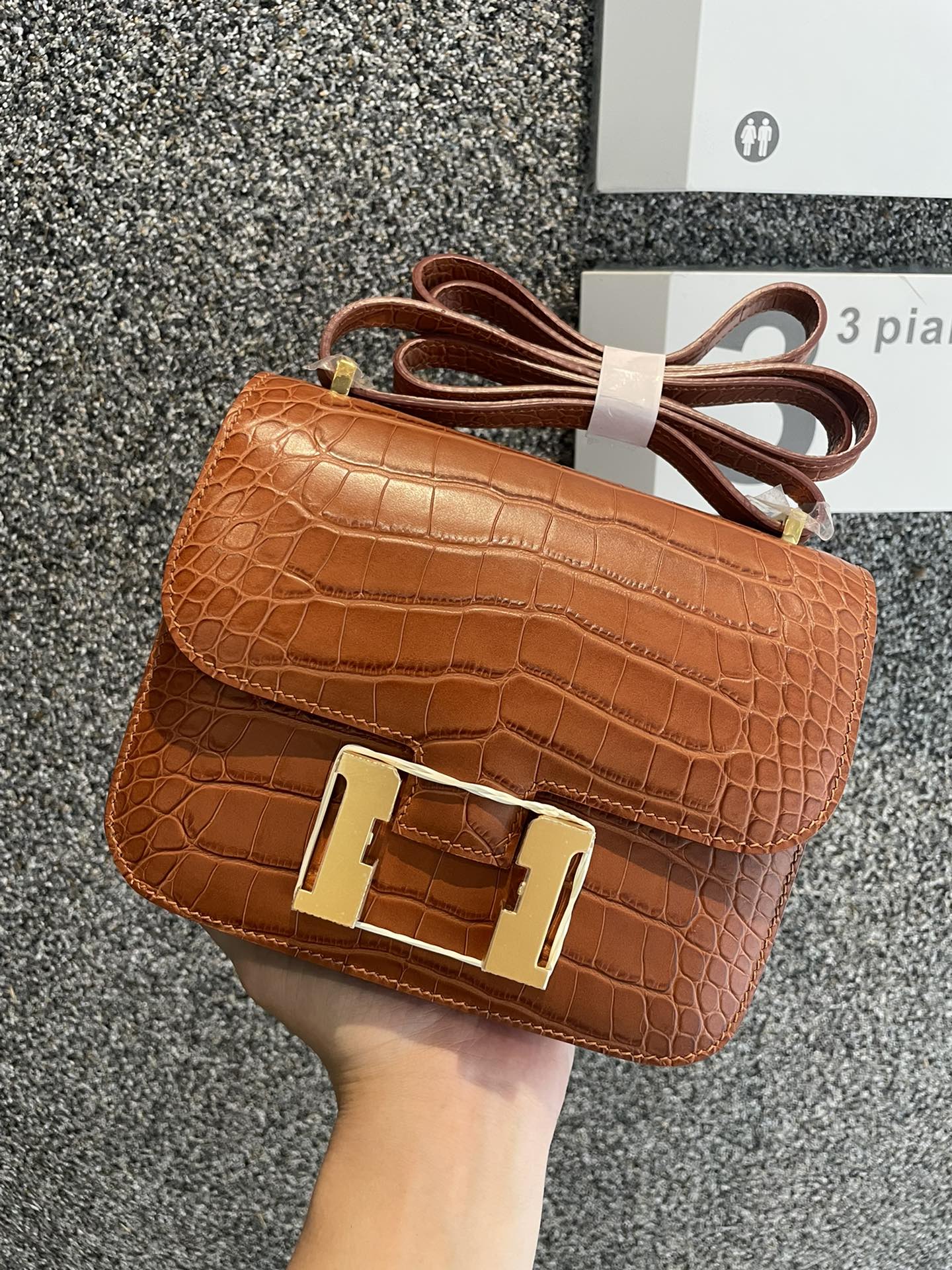 wsxc1780966202081_0 Constance Slim 18cm in Crocodile Leather - Image 1